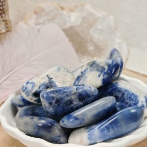 sodalite, pierre sodalite, pierre naturelle, lithothérapie, clarté mentale, communication, intuition, calme intérieur, pierre bleue, sodalite vertus