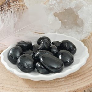tourmaline noire, pierre de protection, pierre naturelle, lithothérapie, ancrage, énergie négative, pierre roulée, protection énergétique, pierre bouclier, tourmaline vertus
