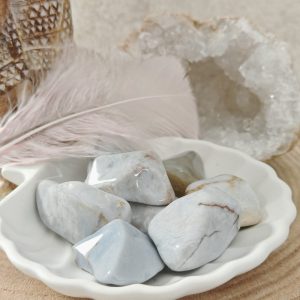 calcédoine bleue, pierre calcédoine, pierre roulée, pierre naturelle, lithothérapie, communication, expression orale, apaisement, calme émotionnel, cristal bleu, calcédoine vertus