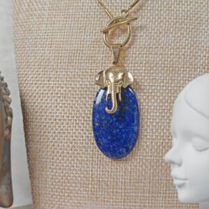collier lapis lazuli, pendentif éléphant, collier pierre naturelle, collier acier inoxydable doré, bijou spirituel, collier chance, lapis lazuli lithothérapie, collier symbolique éléphant, pendentif bleu pierre naturelle.