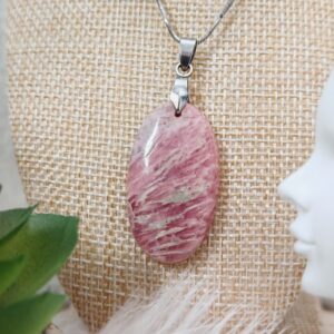 pendentif rhodochrosite, bijou pierre rose naturelle, pendentif amour et tendresse, pierre de cœur lithothérapie, pendentif en rhodochrosite argenté, bijou pierre bien-être émotionnel.