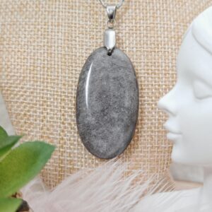 pendentif obsidienne argentée, bijou pierre noire protectrice, pendentif protection lithothérapie, obsidienne argentée bienfaits, pendentif pierre naturelle argenté, bijou énergétique obsidienne.