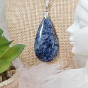 pendentif sodalite, pendentif sodalite bleue, bijou sodalite naturelle, pendentif pierre bleue lithothérapie, sodalite pendentif acier inoxydable, pendentif pierre naturelle bleue.