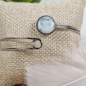 bracelet agate dendritique, bracelet jonc argenté pierre naturelle, bijou agate femme, bracelet acier inoxydable agate, bracelet pierre naturelle lithothérapie, bracelet équilibre et harmonie.
