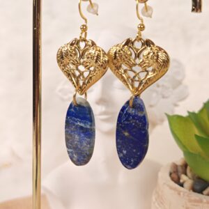 Boucles d’oreilles artisanales en lapis-lazuli avec pendentif loup doré et symbole triquetra
