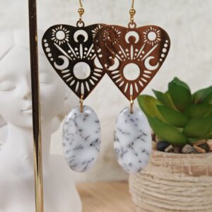 Boucles d’oreilles artisanales en agate dendritique et cœur céleste doré – féminité et connexion spirituelle