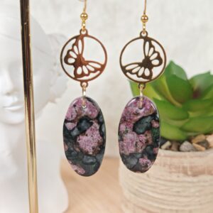 Boucles d’oreilles longues en eudyalite avec pendentif papillon doré – pierre rose et noire naturelle