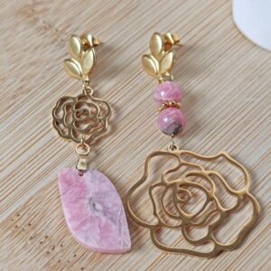 Boucles d’oreilles asymétriques en rhodochrosite et acier doré, design floral