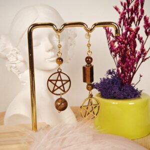 Boucles d’oreilles asymétriques Pentacle et Œil de Tigre en acier inoxydable doré