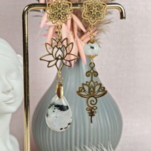 boucles d’oreilles asymétriques péristérite labradorite blanche lotus doré acier inoxydable Les Fées des Gemmes boutique pierres naturelles France