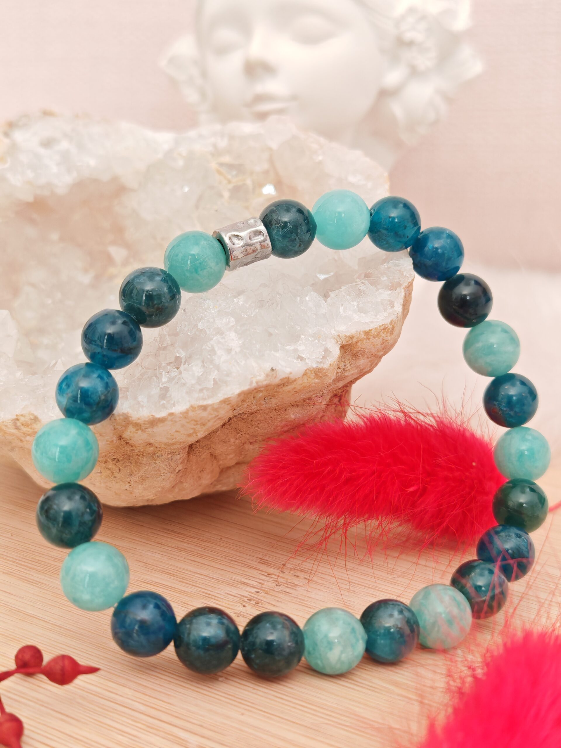 Bracelet en apatite et amazonite naturelles de 8 mm présenté sur quartz