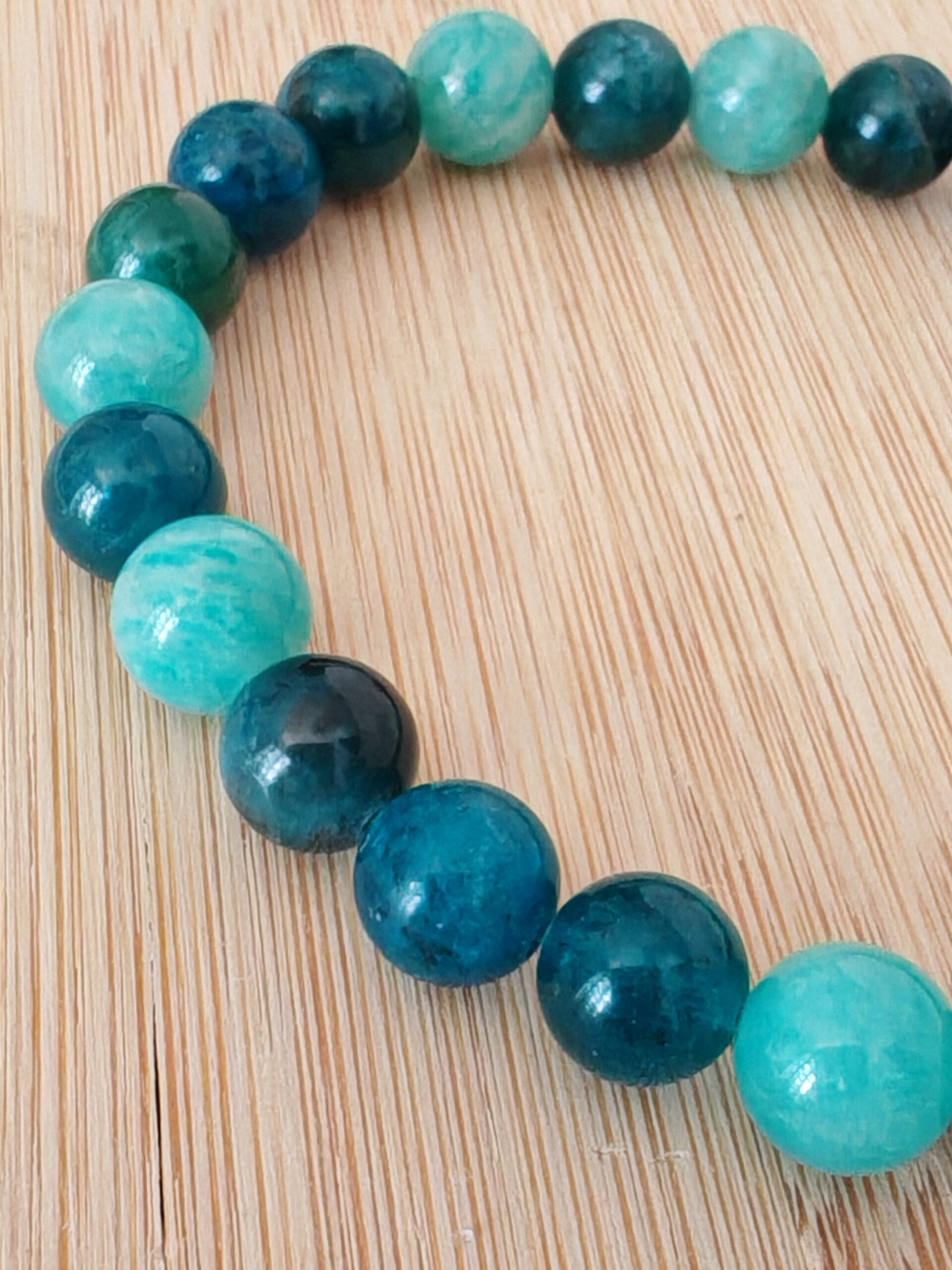 Détail des perles d’apatite et d’amazonite de 8 mm d’un bracelet artisanal